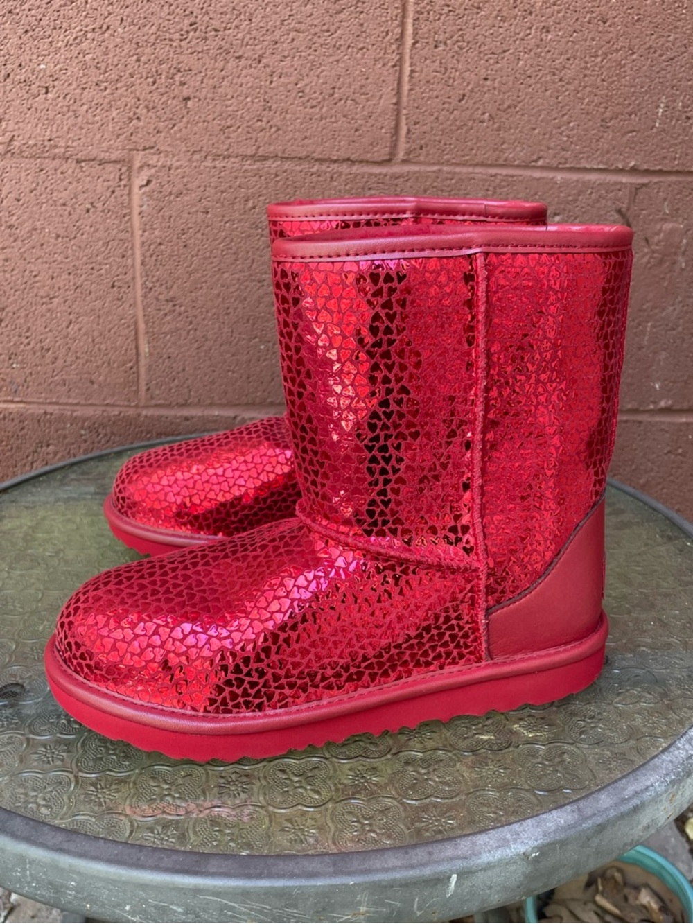New UGG Classic II Gel Hearts Boots Size 4 Youth (5.5 Woman’s)